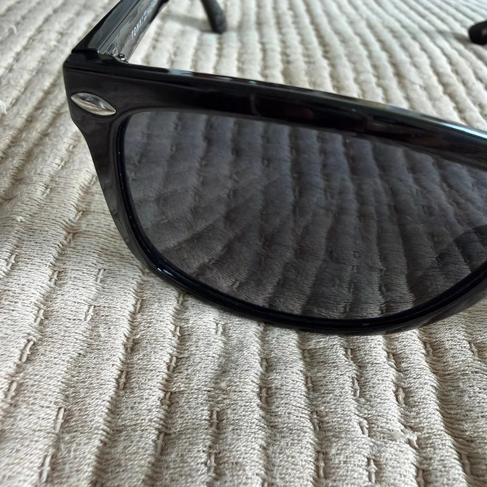 Tommy Hilfiger OM671 Sunglasses Mens Black Rectangle Gray Lens 55-20-140